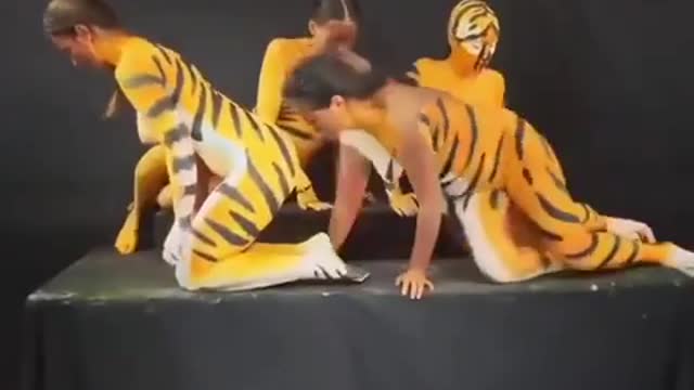 Amazing tiger body paint illusion || Viral World