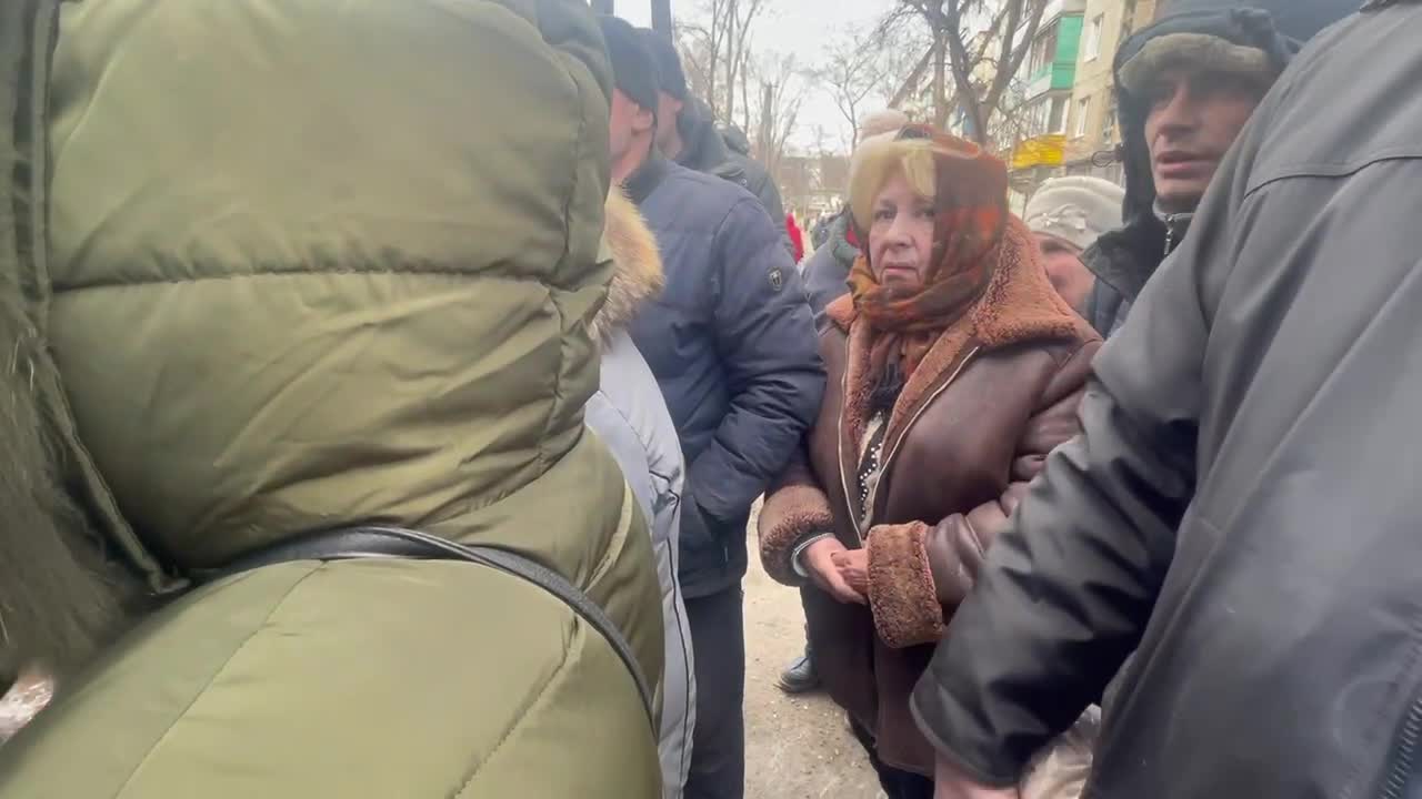 Mariupol emerges from the siege. Local residents line up for humanitarian aid