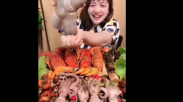 See what a Chinese girl eats dirt, just humorous