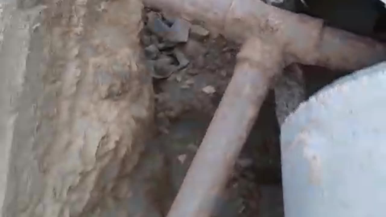 Tubulação de água colocada na rede pluvial