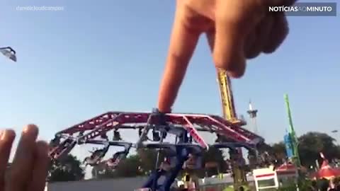 Homem finge controlar parque de diversões com a mão em vídeo criativo