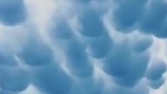 Nuvens loucas escuras estranhas aparece