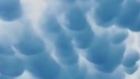 Nuvens loucas escuras estranhas aparece