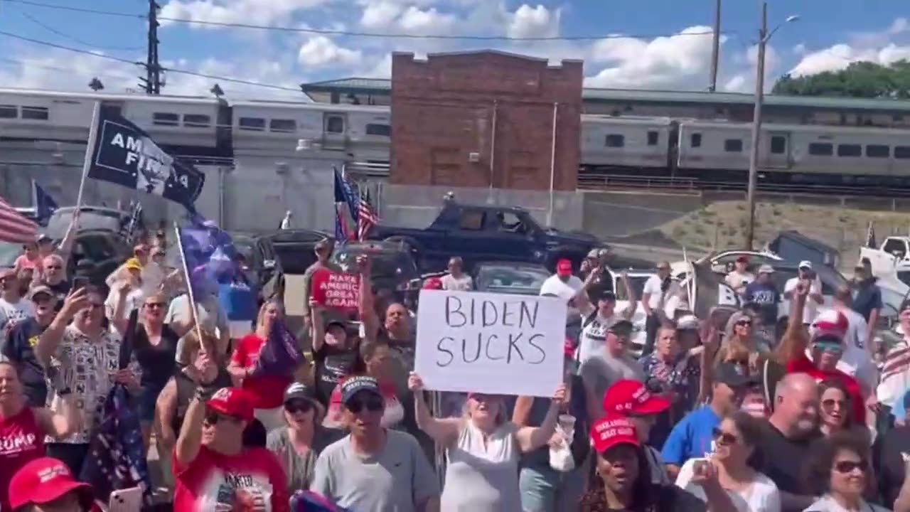 Khoảng 3.000 người ủng hộ Trump đến Long Island để sát cánh cùng Tổng thống Donald J. Trump.