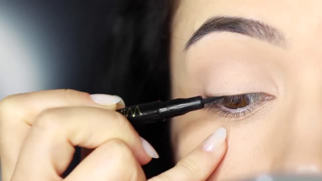 How to apply eyeliner