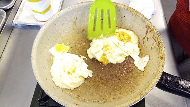 the process of cooking fried eggs