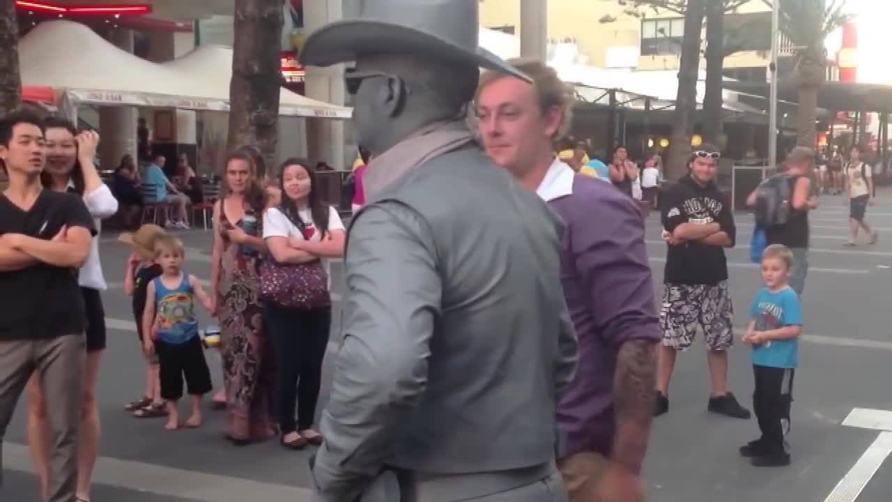 Estatua humana golpea a persona molesta