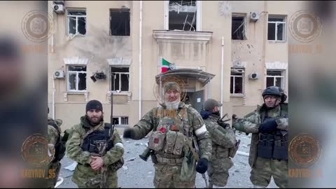 Ukraine: Chechens set their flag over the city administration of Mariupol