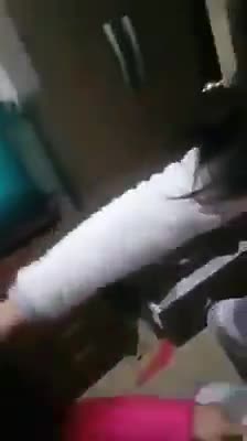 Una mujer golpea a su niña y graba para hacerle daño a su ex marido