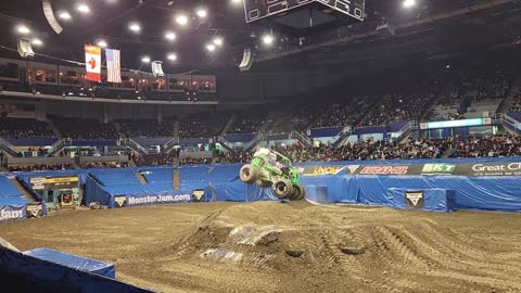 Grave Digger full performance Monster Jam Vancouver 2022 (entrance, wheelies, race, flips,freestyle)