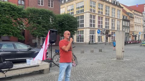 Greifswald: Uwe spricht zu den Teilnehmern der Kundgebung 27-06-2022