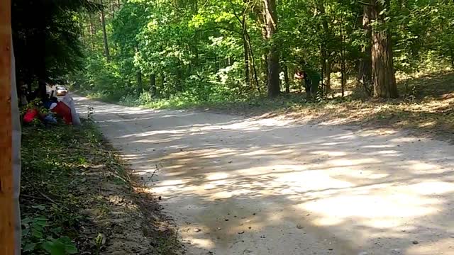 On the narrowest track, watch the old driver fly close to the ground