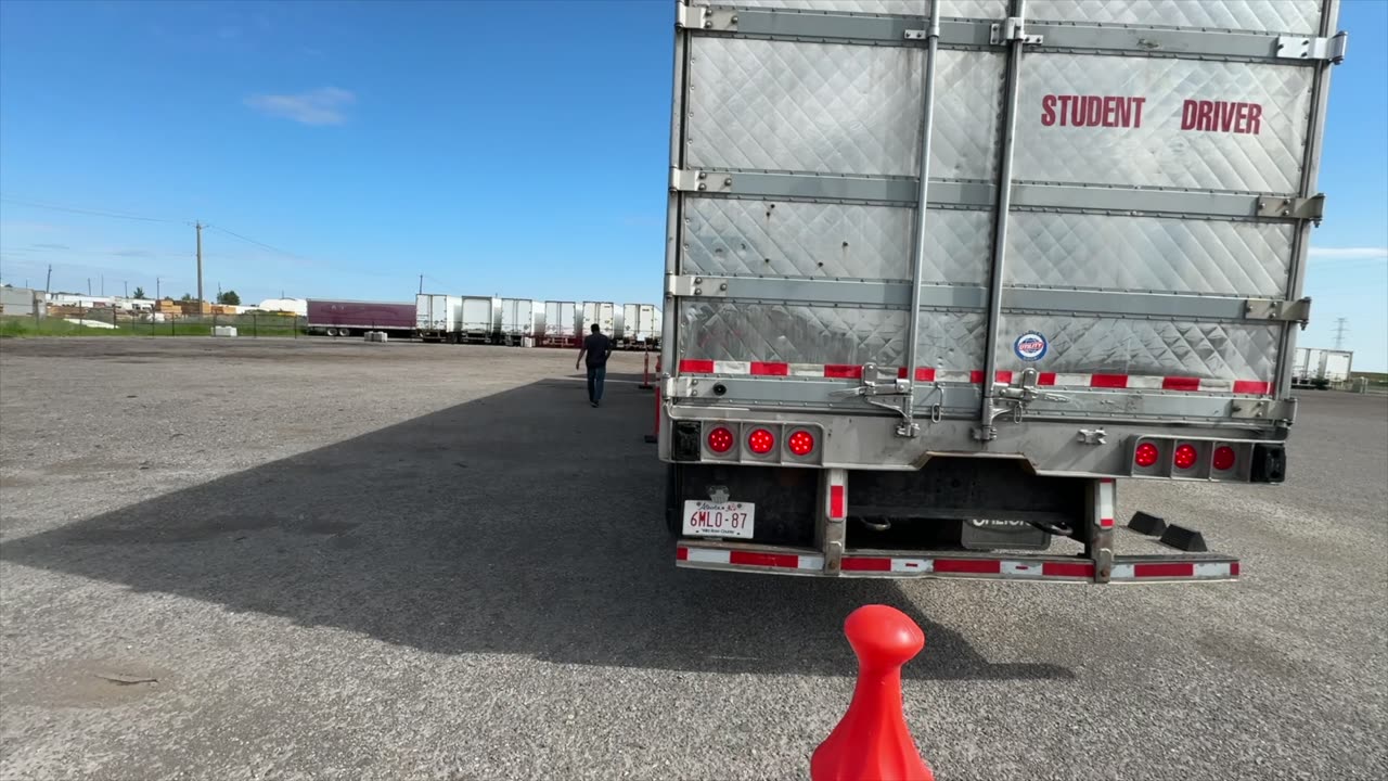 Estoy aprendiendo a manejar un tracto camion en Canada