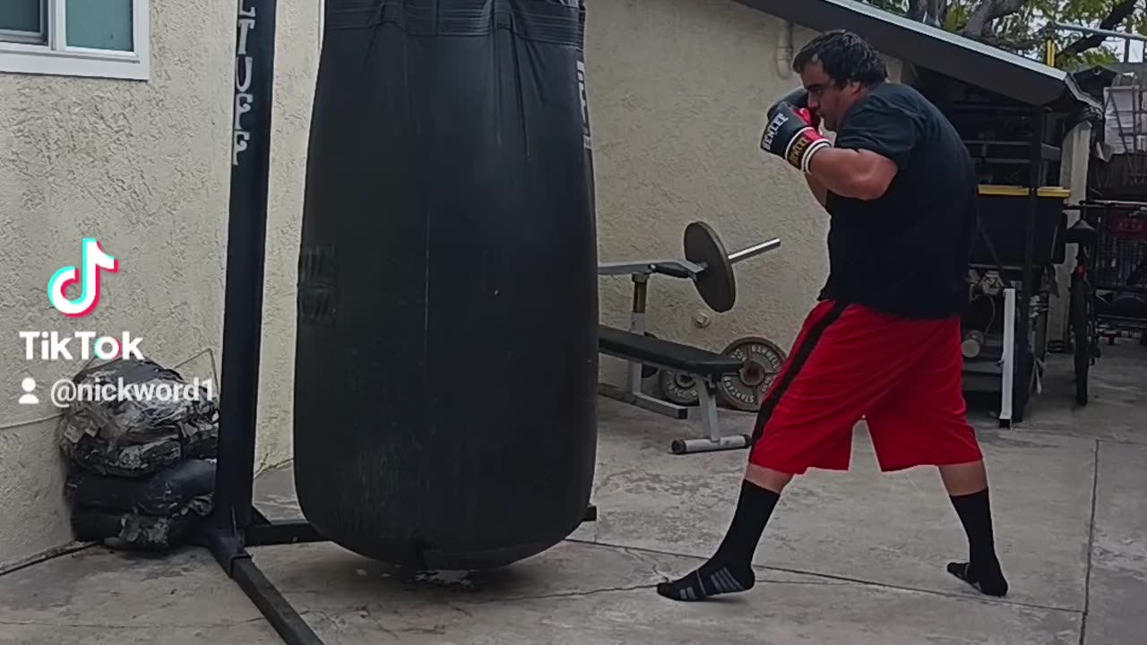 500 Pound Punching Bag Workout Part 41. 1 Minute Muay Thai Drill.