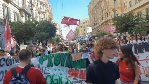 Fridays for future, in migliaia alla manifestazione di Napoli