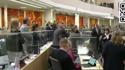DEPUTATA AUSTRIACA VACCINATA SVIENE IMPROVVISAMENTE
