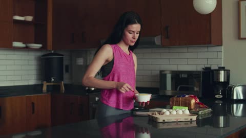 Woman preparing her lunch in the morning