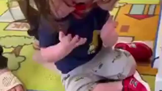 Las tías del jardín prohibiendo respirar al niño
