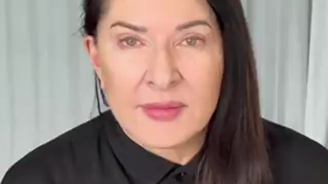 La sataniste Marina Abramović exhorte l'humanité à défendre collectivement #Ukraine