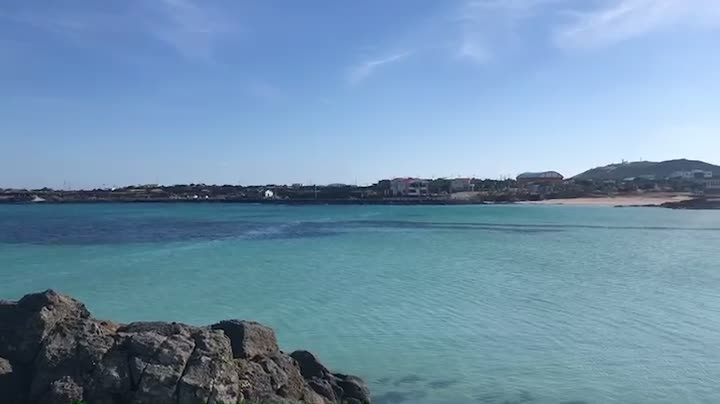 The beach is so cool. Look at the color of the ocean. I want to go again.