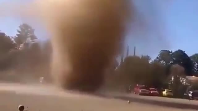 Have you ever seen a Dust Devil? 😱 Tag a friend that would like this!👇