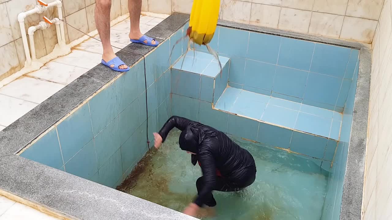 İn The Pool BALLOON in COCA Cola PRANK! ONLY BALLOON COCA COLA hair KEREM