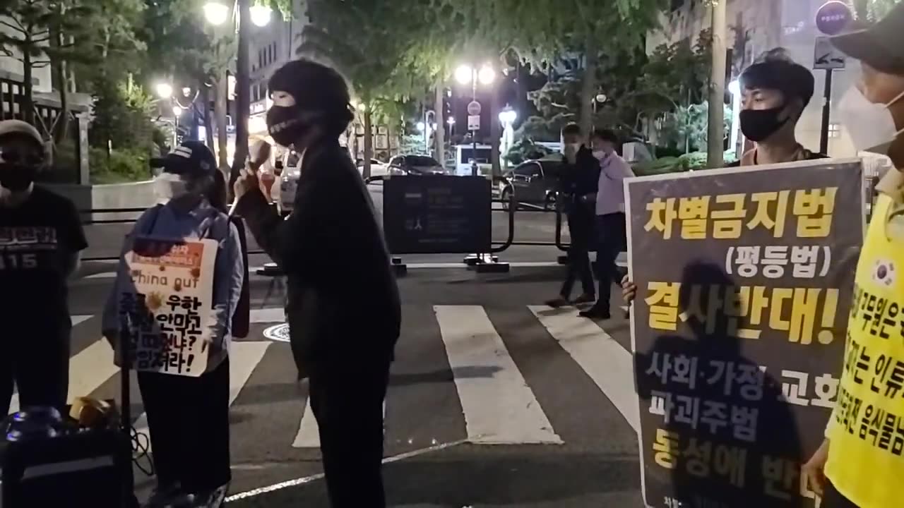 20200731_V3_S04(CO9F3qMZpo8)국민의 의견을 무시하는 국회와 부정을 저지른 정부를 비판하는 청년의 외침