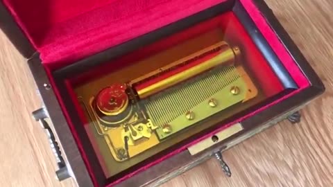 Brahms Lullaby played on a REUGE Vintage Jewelry Box