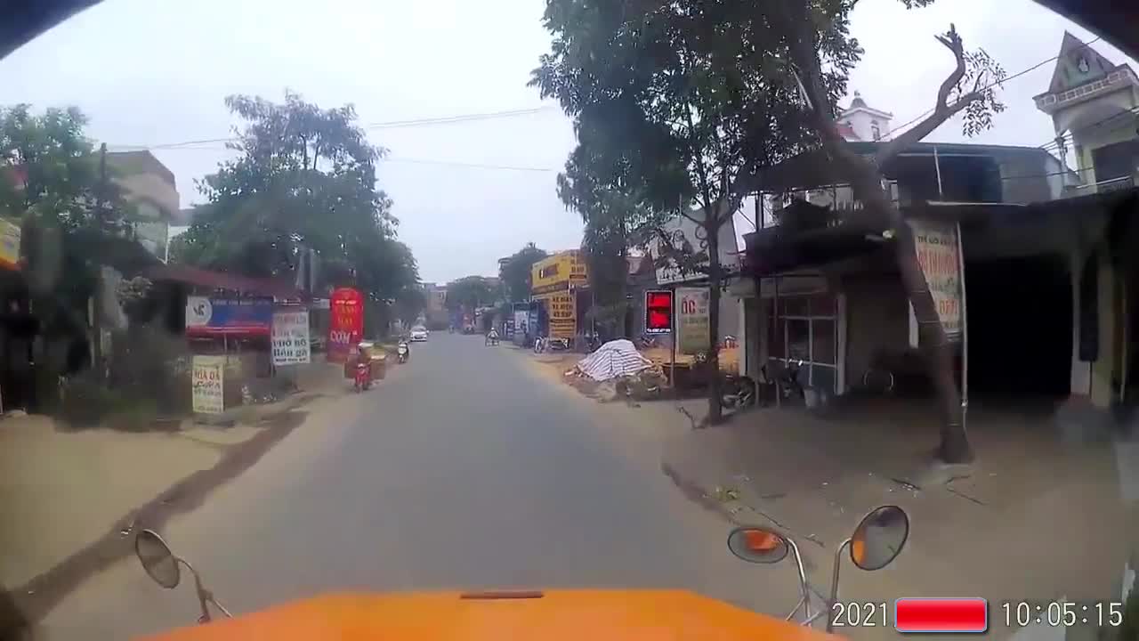 Clip: "Lady" driving a LEAD with children rushed to the street, hit the head of a container truck