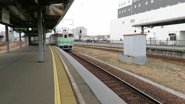 JR Hokkaido Diesel car arriving