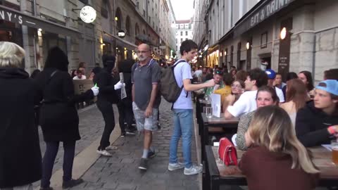 Les Masques Blancs Lyon action pancartes Lyon 1 septembre