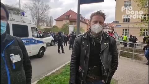 WEIMAR, GERMANIA 01/05/2021 - LA POLIZIA INTERVIENE PESANTEMENTE