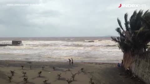 Tajfun na Filipinima praćen velikim zapusima vjetra