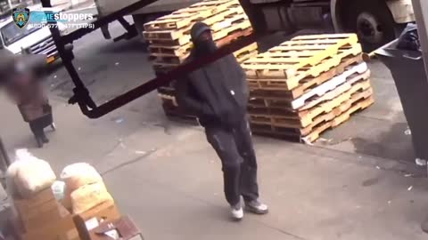 Mob beats, strips man naked on Manhattan street