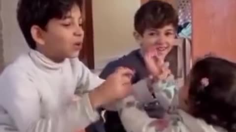 ایک بچہ اپنی چھوٹی بہن کو حفاظت و استقامت کی دعا سکھا رہا"