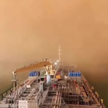 Tormenta de arena que envuelve el Canal de Suez.