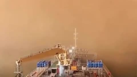 Tormenta de arena que envuelve el Canal de Suez.