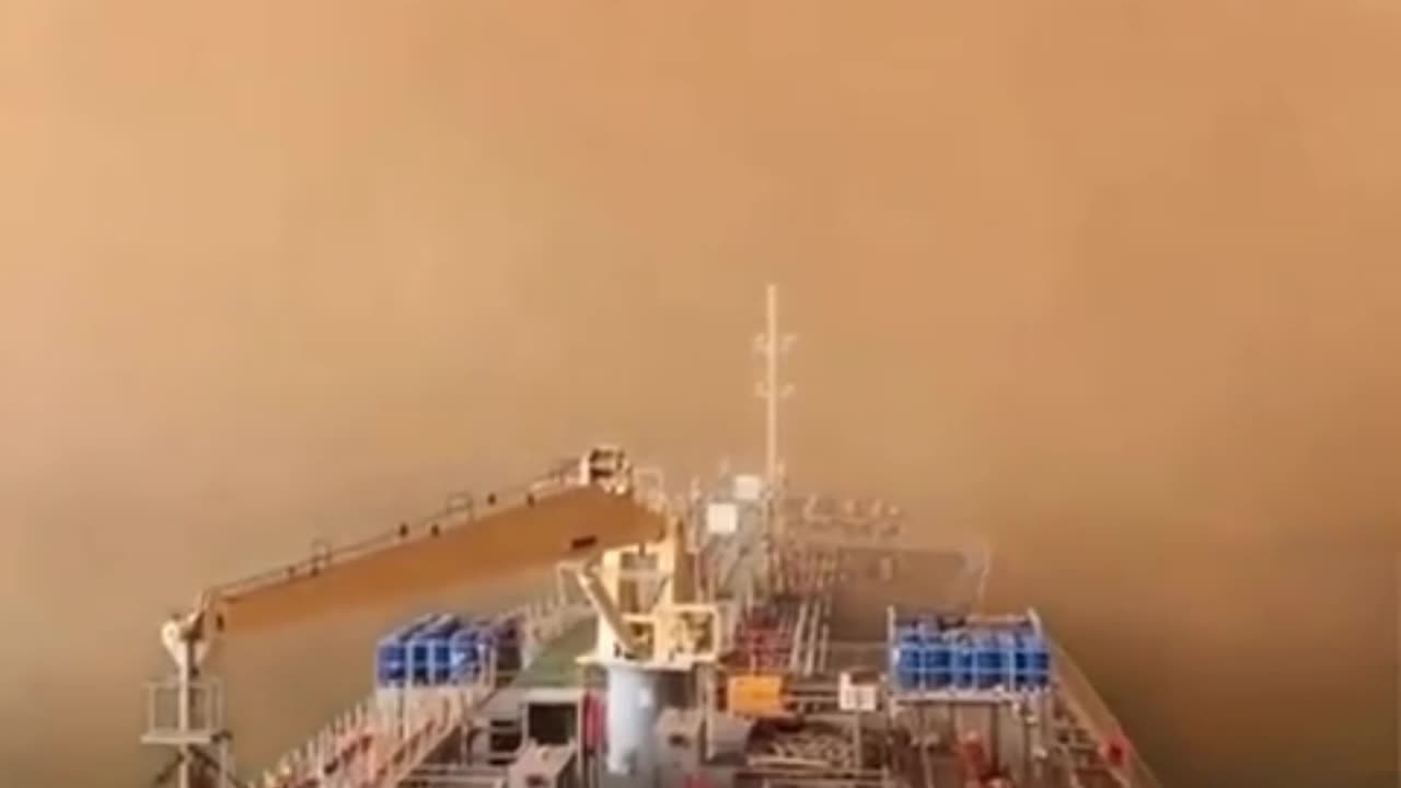 Tormenta de arena que envuelve el Canal de Suez.