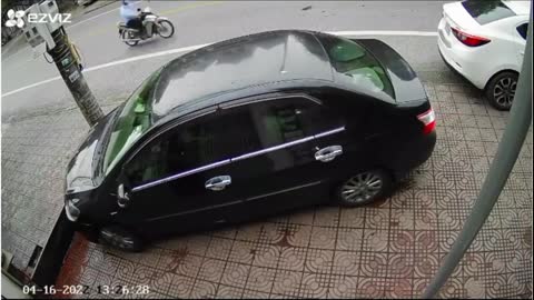 The female driver drove the car out of a narrow place, making netizens widen their eyes