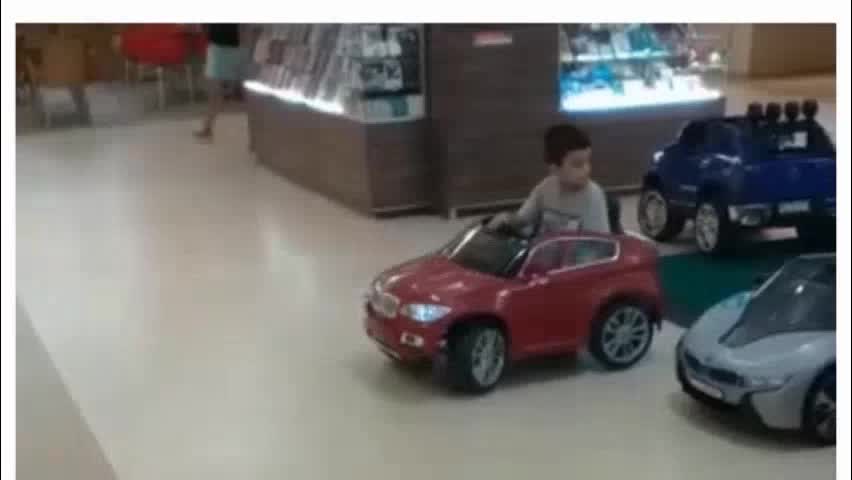 CHILD OF O5 YEARS PARKING THE CAR! COOL!