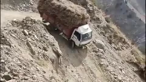 Every Body Should know about Pakistani Driving in Hilly Area.So Danger Must watch