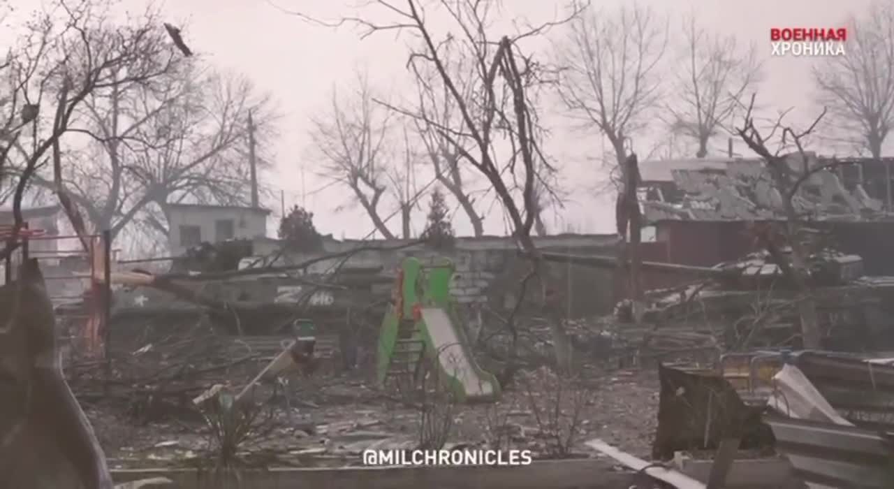 Ukraine War - A tank driver pulled up in an attempt to rescue the personnel