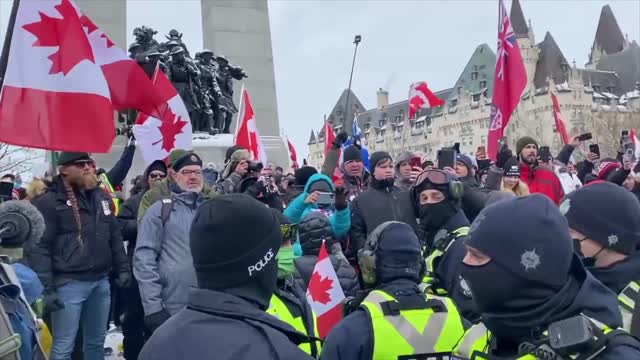 CANADIANS BAND TOGETHER AGAINST POLICE BLOCKADE *PEACEFULLY)