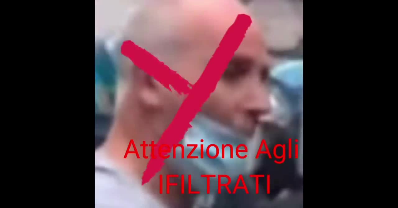 Roma 9 ottobre 2021 - Infiltrato della Polizia massacra a calci e pugni manifestante a terra