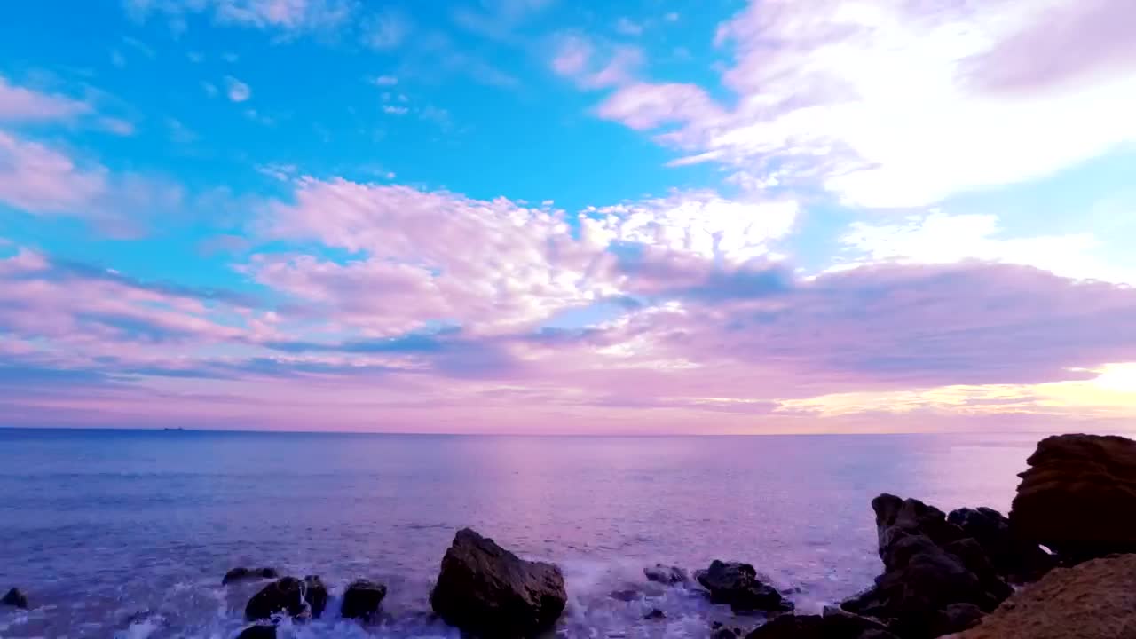 Pinkish sky on the ocean