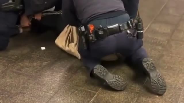 Police office beat a man in NY Subway