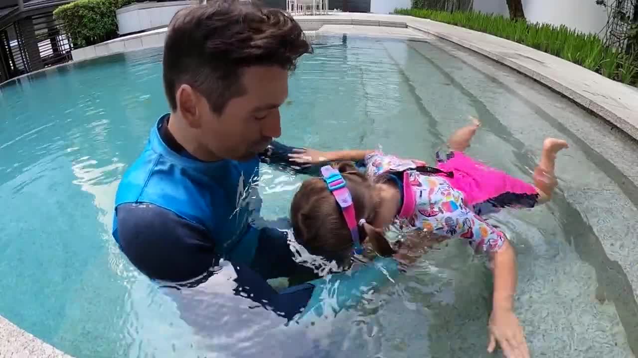 Little Kira learn to Swim like a Fish at 3 years old! 🐟☀️-9