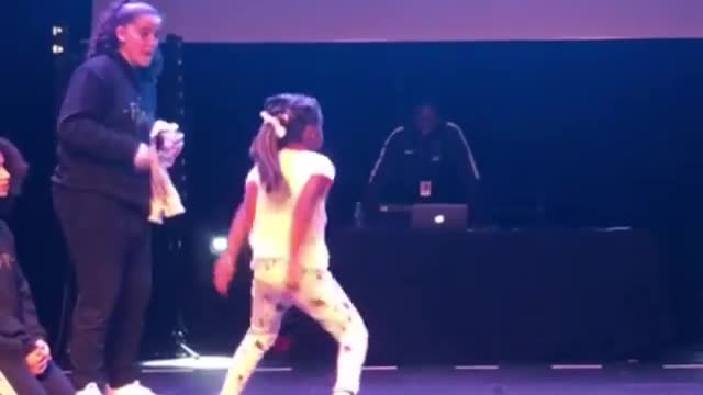 Petite fille danse extrêmement bien🔥🔥