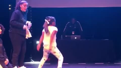 Petite fille danse extrêmement bien🔥🔥