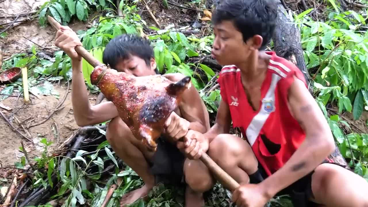 KEP Primitive Technology - Eating Delicious In Jungle - Grilled Pig Head For Food #12